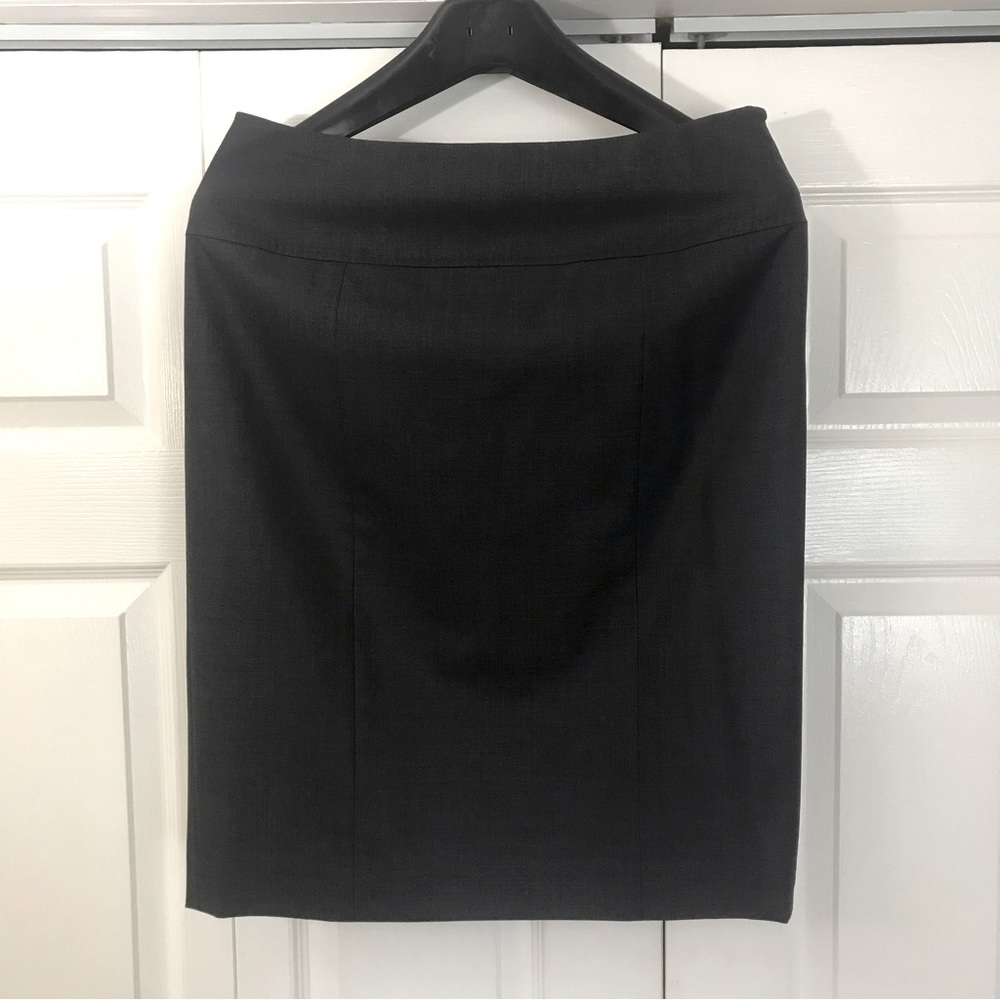 NWT Jones New York charcoal gray, lined, pencil skirt. Size 10. Dry clean only.